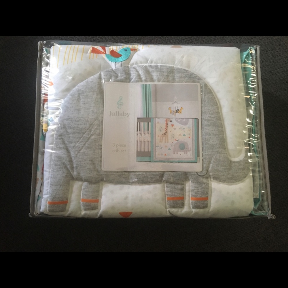 🐘 🦒 Three Piece Crib Set. Giraffe and Elephant. Brand New.